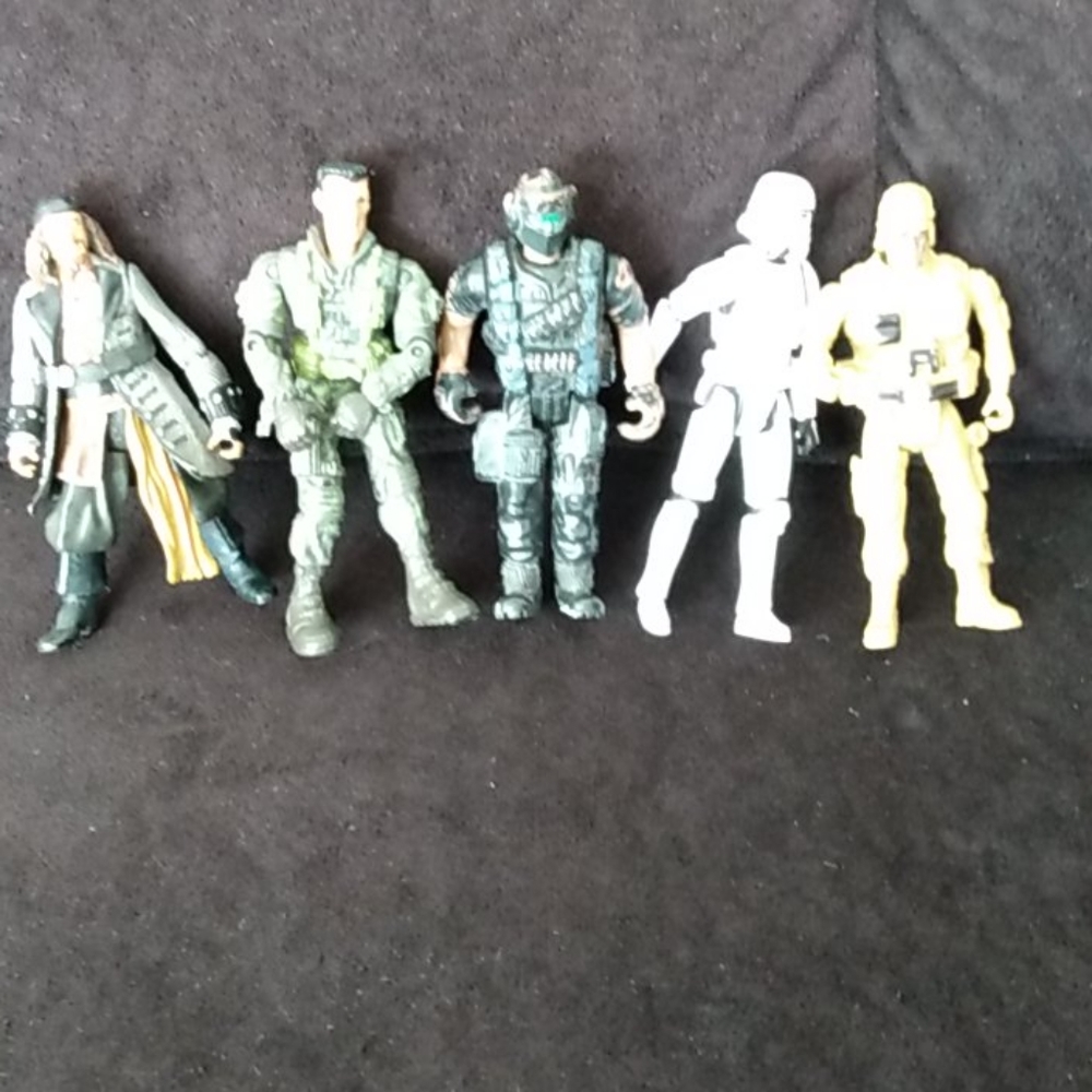 5 fully posable action figures